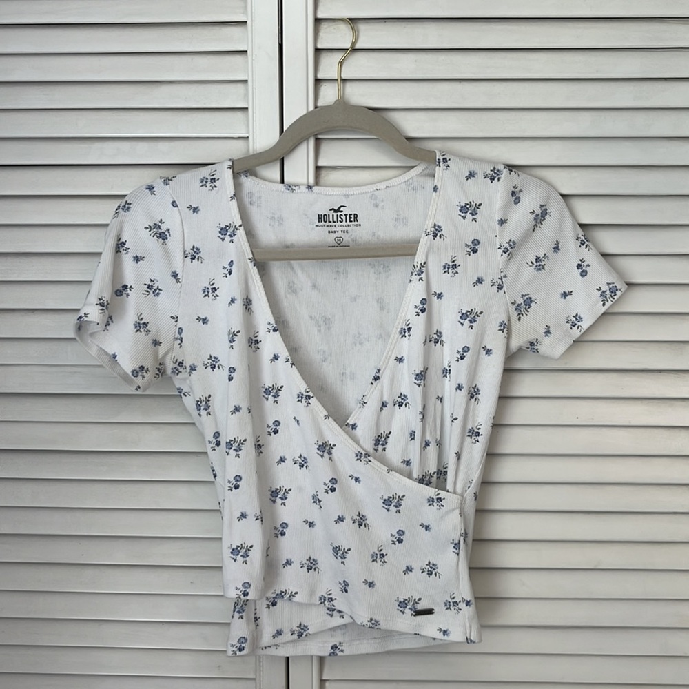 hollister floral baby tee